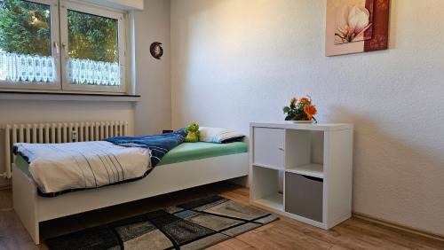Wanheim-Angerhausen Apartment | Apartment Ferienwohnung Mali Duisburg Süd voll möbliert Urig near Autobahn Ubahn