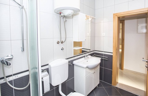 Cesarica Apartment | Apartment Green with pool - Villa Dina (Ribarica, Karlobag, Croatia)