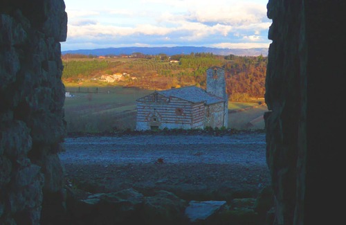 Colle di Val d'Elsa Villa | Apartment in villa with WIFI, A/C, pool, TV, patio, panoramic view, parking, close to San Gimignano