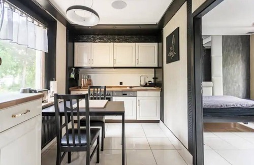 Charlottenburg-Wilmersdorf Apartment | Apartment in a great location to the fair directly on the Grunewald near Kudamm with garden