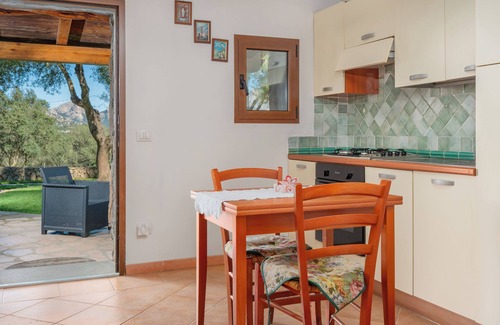 Arzachena Apartment | Apartment in a Villa in the Countryside with Mountain View and Shared Pool