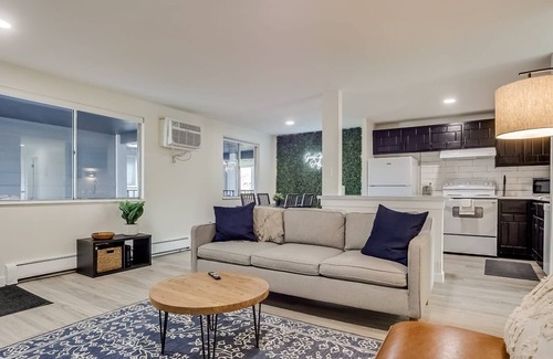 Arvada Plaza Area Apartment | Apartment in Downtown Arvada | Near Red Rocks