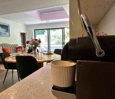 Guildford Apartment | Apartment in Guildford with Parking