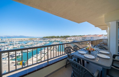 L'Escala Apartment | Apartment in L’Escala near Sandy Beaches