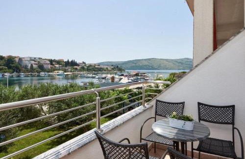 Seget Vranjica Apartment | Apartment in Seget Vranjica with sea view, balcony, air conditioning, WiFi 5052-3