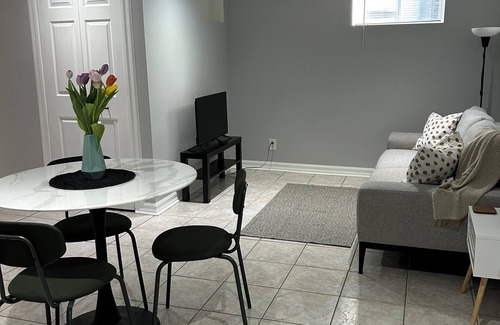 Woodbine Heights Apartment | Apartment in Toronto, cozy two bedroom in the heart of East York