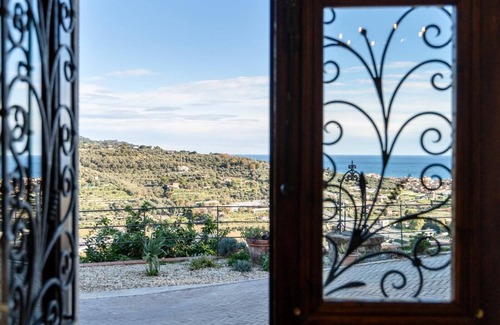 Diano Castello Condo | Apartment in Villa and historic location 5 minutes drive from beaches