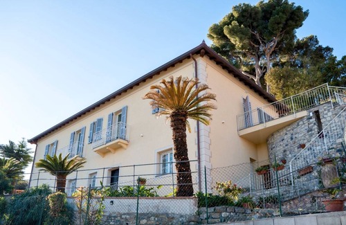 Diano Castello Condo | Apartment in villa at the foot of a historic village 5 minutes' drive from the sea