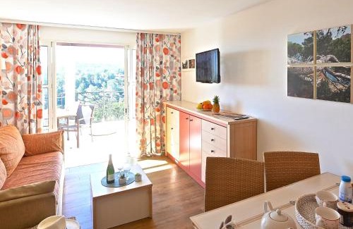 Le Dramont Apartment | Apartment L'Esquinade - FH205 by Interhome
