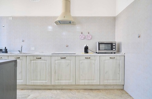 Scarlino Scalo Apartment | Apartment 'La Lenzerina' with Shared Garden and Wi-Fi