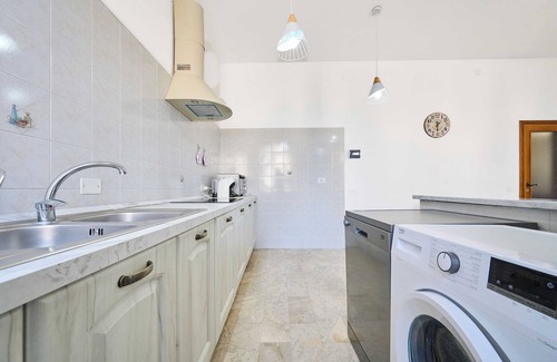 Scarlino Scalo Apartment | Apartment 'La Lenzerina' with Shared Garden and Wi-Fi