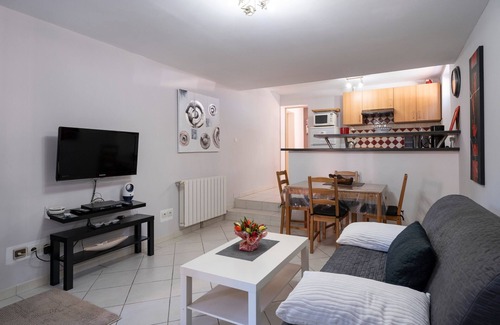 Le Revest-les-Eaux Apartment | Apartment 'Les Guernazelles' with Mountain View, Private Pool and Wi-Fi