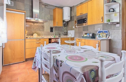 Carballeda de Valdeorras Apartment | Apartment 'Leopoldo I' with Mountain Views, Outdoor Pool, and Wi-Fi