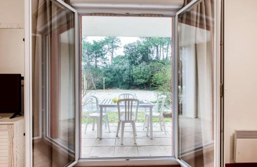 Le Verdon-sur-Mer Apartment | Apartment Les Alcyons T3 by Interhome