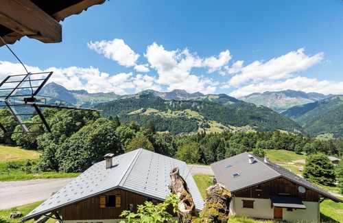 Crest-Voland Apartment | Apartment 'Les Bouquetins,Piscine Et Aire Jeux' with Mountain View, Shared Garden and Wi-Fi