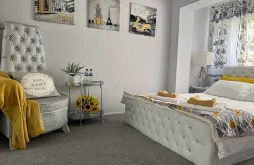 Havering Park Apartment | Apartment Luxe FREE WIFI, FREE PARKING, FREE NETFLIX