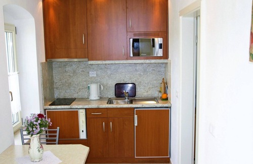 Kastelir Apartment | Apartment Marija Kastelir with Balcony and Garden View
