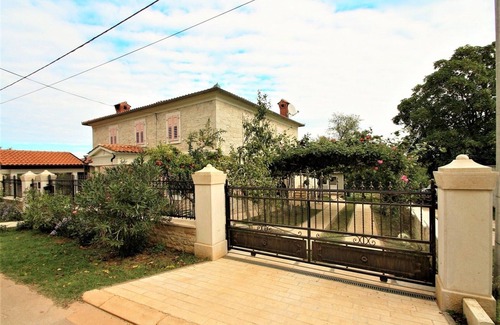 Kastelir Apartment | Apartment Marija Kastelir with Balcony and Garden View