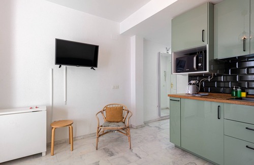 Torremolinos City Centre Apartment | Apartment 'Plata Centro' with Private Terrace and Air Conditioning