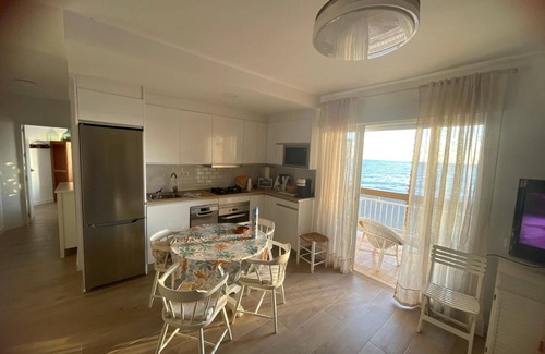 Torrenueva Apartment | Apartment 'Primera Linea De Playa' with Sea View, Wi-Fi and Air Conditioning