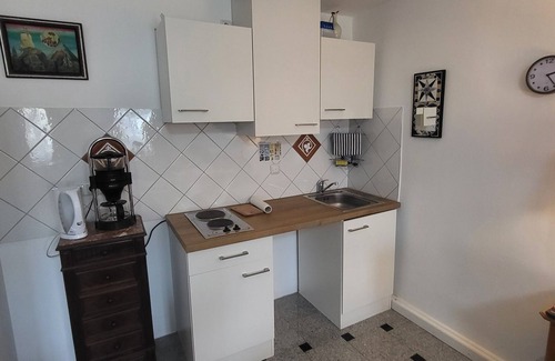 Bad Aibling Apartment | Apartment Roswitha mit Badewanne und Blick auf den Bach