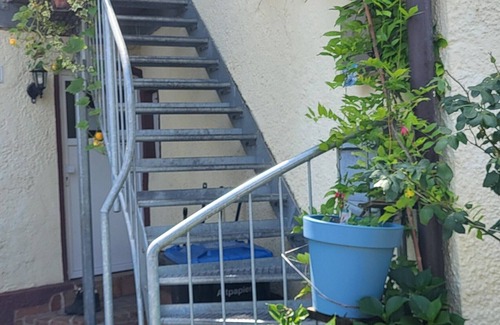 Bad Aibling Apartment | Apartment Roswitha mit Badewanne und Blick auf den Bach