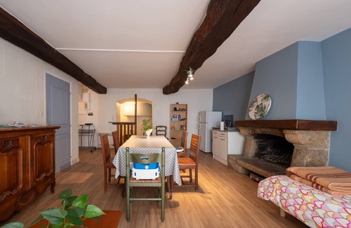 Sarzeau Apartment | Apartment 'Sarzeau Centre - Le Cormoran' with Shared Pool and Wi-Fi
