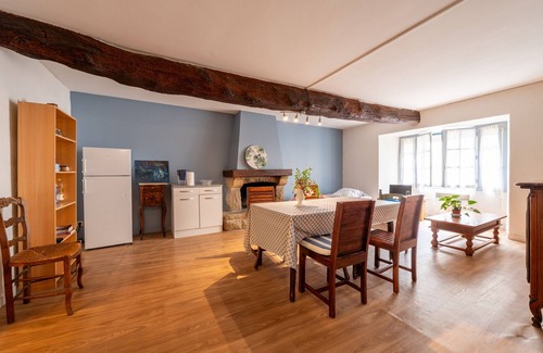 Sarzeau Apartment | Apartment 'Sarzeau Centre - Le Cormoran' with Shared Pool and Wi-Fi