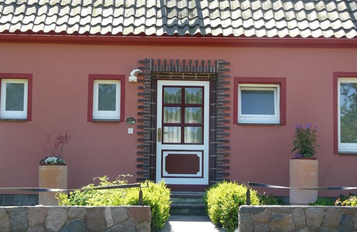 Todendorf Apartment | Apartment "Schwalbennest" in the house at the pond in Todendorf on Fehmarn, dog-friendly