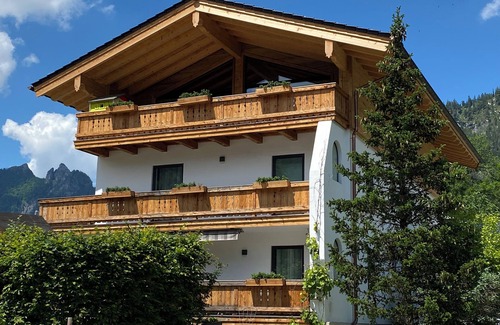 Bischofswiesen Apartment | Apartment Sleeping Witch, 1-6 pers., 100 m², 2 bedrooms, 1 double room, shower/WC bathtub, bathroom