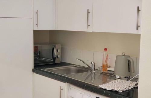 Reading House | Apartment - Sleeps 2 - Parking - Wi-fi