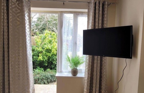 Reading House | Apartment - Sleeps 2 - Parking - Wi-fi