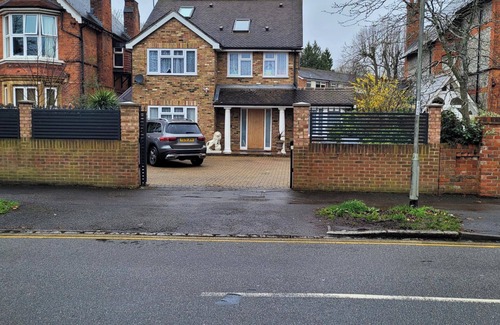 Reading House | Apartment - Sleeps 2 - Parking - Wi-fi