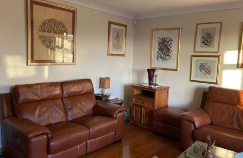 High Wycombe House | Apartment - Sleeps 4 - Parking - Balcony - Garden
