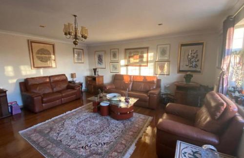 High Wycombe House | Apartment - Sleeps 4 - Parking - Balcony - Garden