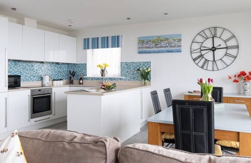 Newquay Apartment | Apartment Sleeps 4 stunning views/sunsets overlooking Whipsiderry Beach/Newquay