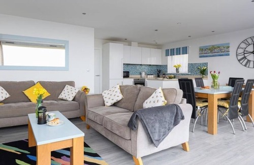 Newquay Apartment | Apartment Sleeps 4 stunning views/sunsets overlooking Whipsiderry Beach/Newquay