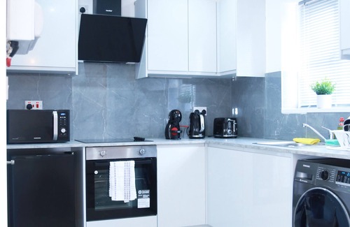 South Harrow Apartment | Apartment - Sleeps 5 & Free Parking