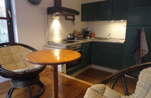 Grafschaft Apartment | Apartment "Sonnige Etagenwohnung im Waldgebiet" with Shared Garden & Wi-Fi