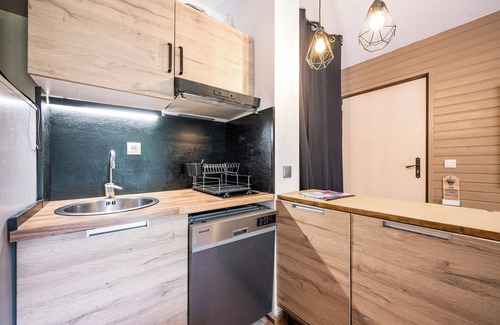 Orelle Apartment | Apartment 'Spa Fleures D'Orelle' with Mountain View, Private Terrace and Wi-Fi