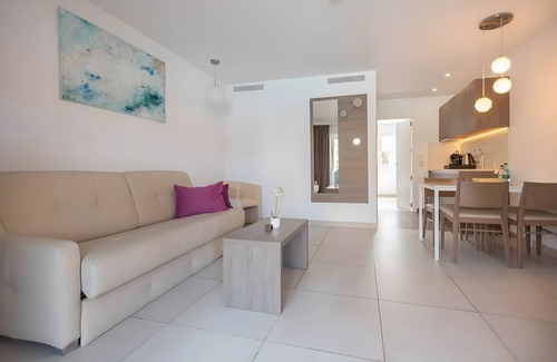 Cala Agulla Apartment | Apartment 'Standard 12' with Shared Pool, Wi-Fi and Air Conditioning