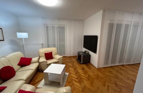Sarsoni Apartment | Apartment Tina