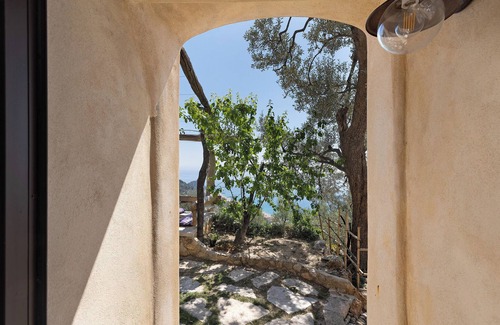 Varigotti Apartment | Apartment 'Ulivo' with Sea View, Shared Terrace & Wi-Fi