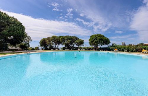 Alporchinhos Apartment | Apartment with 2 bedrooms, 2m to the beach