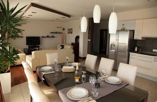 Mravince Apartment | Apartment with terrace and bath tub