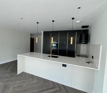 Uxbridge North Apartment | Apartment with Terrace in Uxbridge