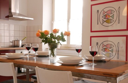 Bruhl-Beurbarung Apartment | Apartment 'Zweiteheimatfreiburg - Rot' with Shared Garden and Wi-Fi