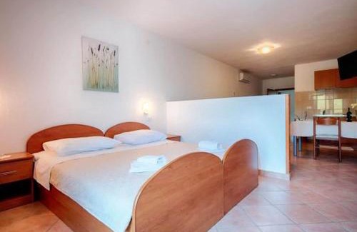 Pasadur Apartment | Apartments Bruna Lastovo-Comfort One Bedroom Apartment with Balcony and Sea View-Plavi