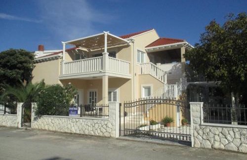 Janjina Apartment | Apartments Carol