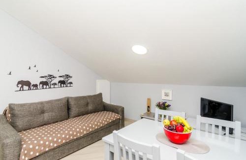 Banici Apartment | Apartments Donita - Standard Two Bedroom Apartment with Balcony and Sea View